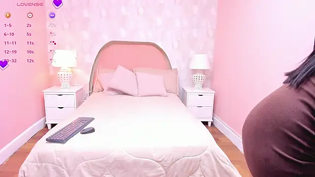 isabella milf  online show from April 7, 2026, 7:04 pm