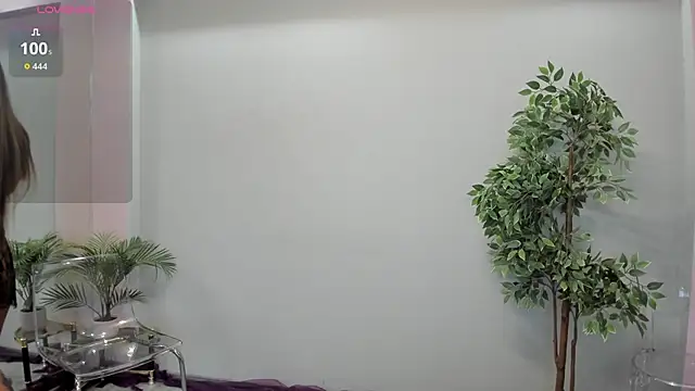 MayaHellen online show from November 5, 2025, 5:43 am