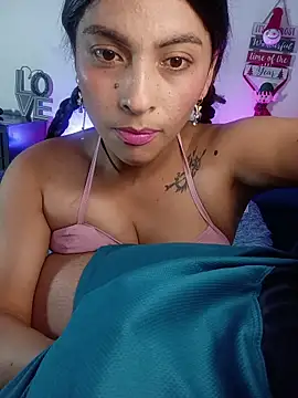 Snapshot of Fox_Roxxan chatting on December 4, 2025, 3:38 am Fox Roxxan online show from December 4, 2025, 3:38 am