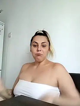 LarisseBelle online show from September 10, 2025, 1:32 pm