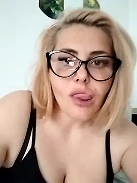 LarisseBelle online show from April 28, 2026, 4:00 pm