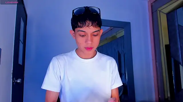 Snapshot of Sebax_Young chatting on May 18, 2026, 8:35 pm Sebax Young online show from May 18, 2026, 8:35 pm