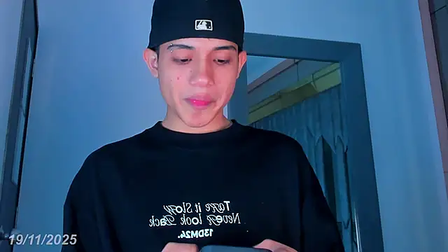 Snapshot of Sebax_Young chatting on November 19, 2025, 8:31 pm Sebax Young online show from November 19, 2025, 8:31 pm