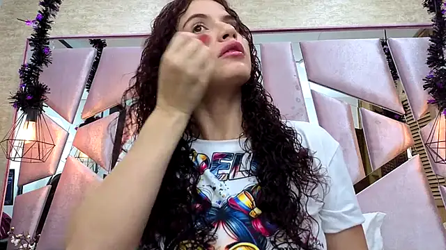 Snapshot of ThaliaCross chatting on November 18, 2025, 8:01 pm ThaliaCross online show from November 18, 2025, 8:01 pm