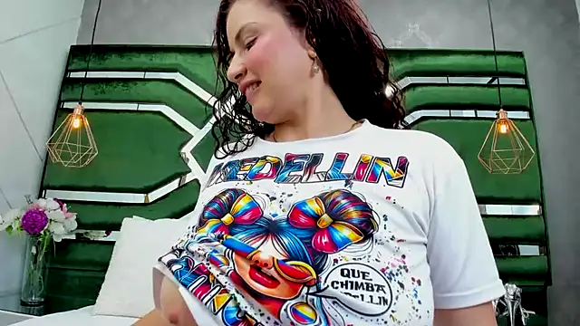 Snapshot of ThaliaCross chatting on September 30, 2025, 3:40 pm ThaliaCross online show from September 30, 2025, 3:40 pm