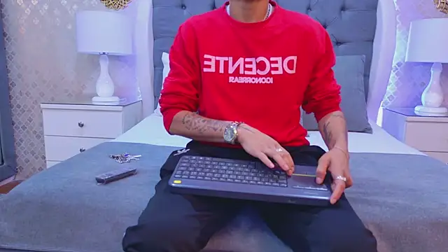 ZoeKrug online show from December 1, 2025, 11:44 am