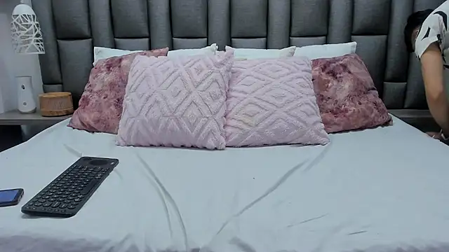 Snapshot of ZoeKrug chatting on February 21, 2026, 1:13 pm ZoeKrug online show from February 21, 2026, 1:13 pm