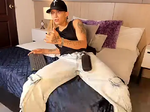 Snapshot of ZoeKrug chatting on February 12, 2026, 1:00 pm ZoeKrug online show from February 12, 2026, 1:00 pm