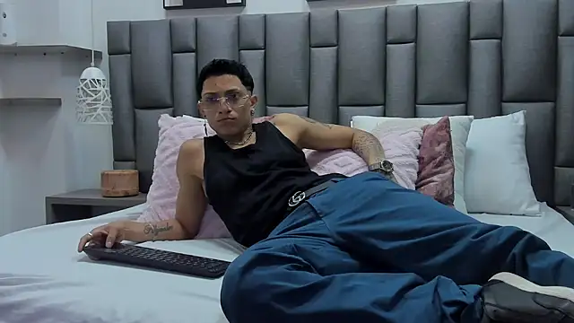 Snapshot of ZoeKrug chatting on February 28, 2026, 12:27 pm ZoeKrug online show from February 28, 2026, 12:27 pm