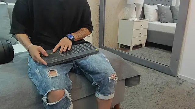 ZoeKrug online show from September 14, 2025, 12:05 pm