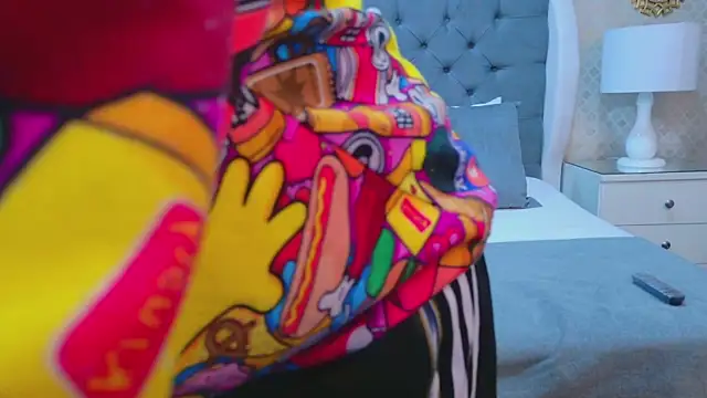 ZoeKrug online show from November 4, 2025, 12:31 pm