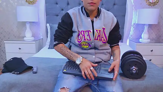 ZoeKrug online show from December 5, 2025, 11:42 am