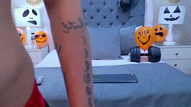 ZoeKrug online show from October 15, 2025, 11:51 am