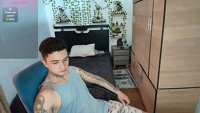 Snapshot of santii_ss chatting on April 27, 2026, 4:49 pm santii ss online show from April 27, 2026, 4:49 pm