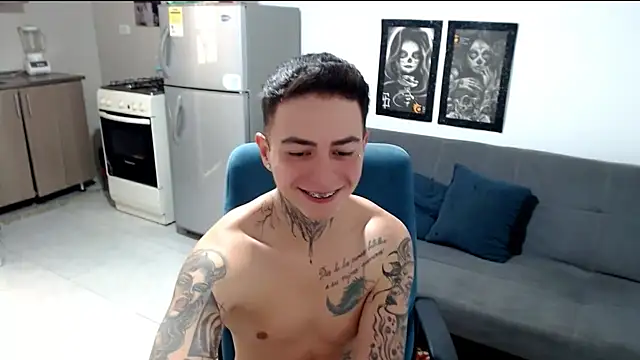 Snapshot of santii_ss chatting on January 7, 2026, 4:23 pm santii ss online show from January 7, 2026, 4:23 pm