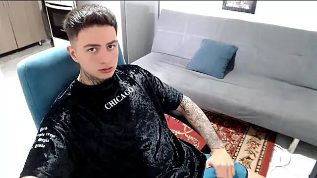 Snapshot of santii_ss chatting on January 16, 2026, 3:27 pm santii ss online show from January 16, 2026, 3:27 pm