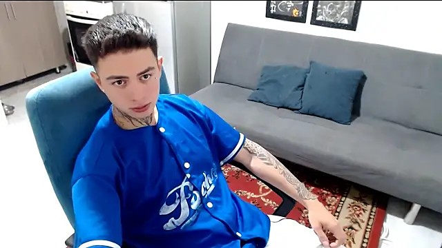 Snapshot of santii_ss chatting on January 6, 2026, 2:43 pm santii ss online show from January 6, 2026, 2:43 pm