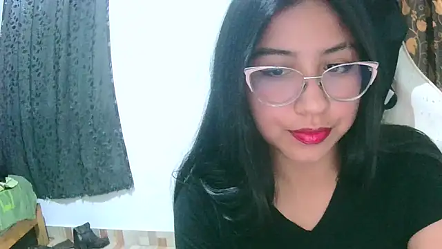 Snapshot of honeysweet111 chatting on October 3, 2025, 4:14 am honeysweet111 online show from October 3, 2025, 4:14 am