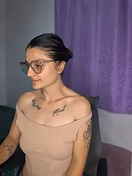 Coralinne   online show from June 30, 2026, 1:05 am
