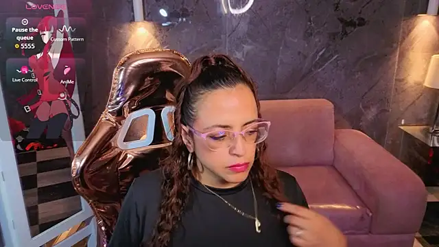 Snapshot of _Evoni_b chatting on November 18, 2025, 8:12 pm Evoni b online show from November 18, 2025, 8:12 pm