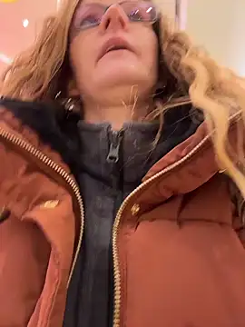 Snapshot of Bikergirl_97 chatting on December 2, 2025, 11:45 am Bikergirl 97 online show from December 2, 2025, 11:45 am