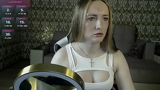 Snapshot of Vi_Luxy chatting on May 2, 2026, 1:44 am Vi Luxy online show from May 2, 2026, 1:44 am