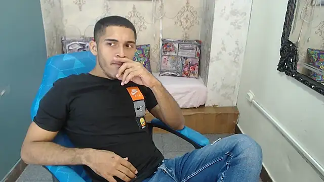 Snapshot of Derek_Storm_ chatting on November 5, 2025, 11:02 am Derek Storm online show from November 5, 2025, 11:02 am