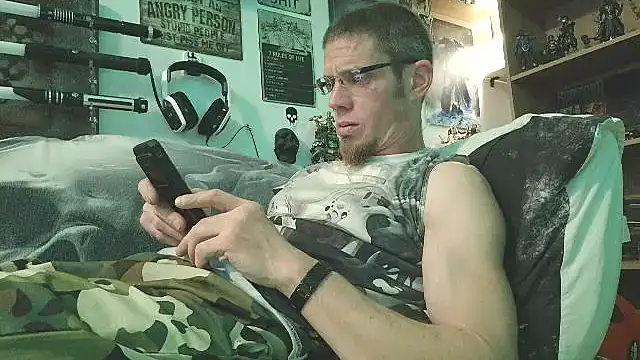 Snapshot of TomXXII chatting on October 28, 2025, 2:45 am TomXXII online show from October 28, 2025, 2:45 am