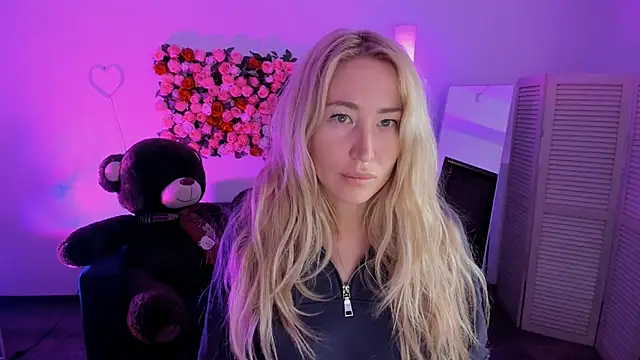 AstraMonroe online show from April 18, 2026, 4:59 am