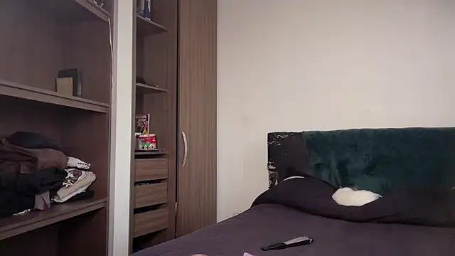 MiaBunnie online show from December 19, 2025, 7:38 pm