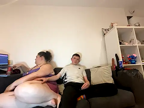 Snapshot of curvy_crystal chatting on October 29, 2025, 8:19 pm curvy crystal online show from October 29, 2025, 8:19 pm