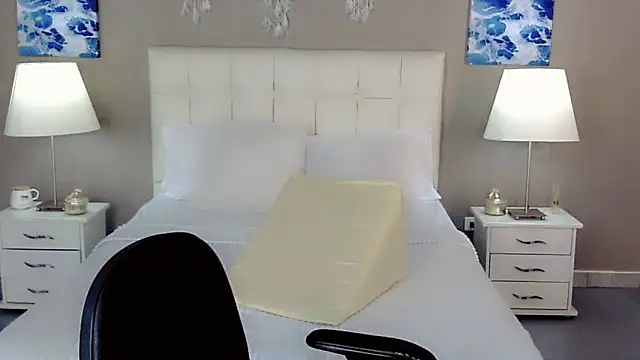 maddissonivanova online show from September 17, 2025, 7:16 pm