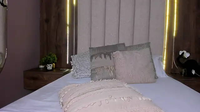 Snapshot of LucySalvatore_ chatting on October 12, 2025, 4:03 am LucySalvatore online show from October 12, 2025, 4:03 am