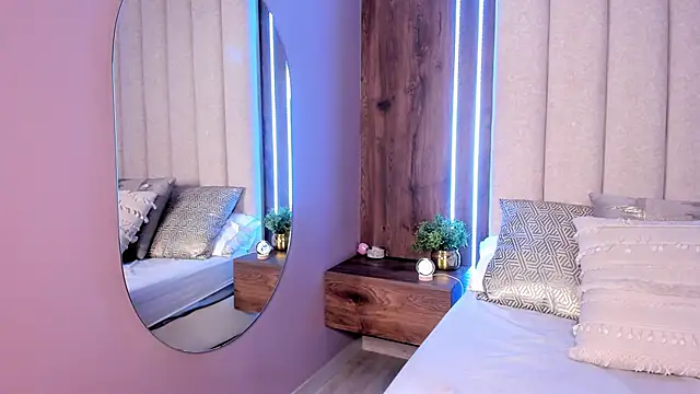 Snapshot of LucySalvatore_ chatting on December 1, 2025, 5:47 pm LucySalvatore online show from December 1, 2025, 5:47 pm