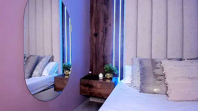 Snapshot of LucySalvatore_ chatting on November 14, 2025, 4:43 pm LucySalvatore online show from November 14, 2025, 4:43 pm