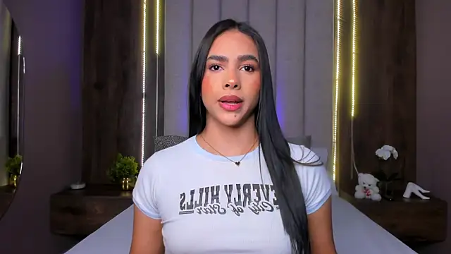 Snapshot of LucySalvatore_ chatting on September 27, 2025, 1:17 pm LucySalvatore online show from September 27, 2025, 1:17 pm