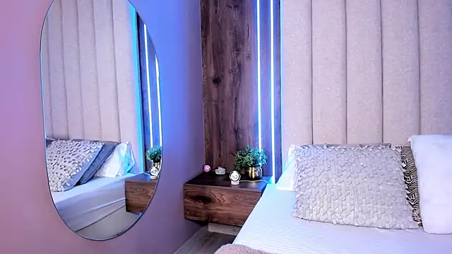 Snapshot of LucySalvatore_ chatting on November 26, 2025, 3:45 pm LucySalvatore online show from November 26, 2025, 3:45 pm