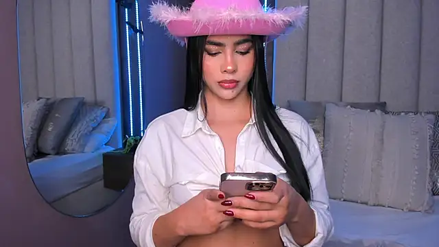 Snapshot of LucySalvatore_ chatting on October 31, 2025, 3:19 pm LucySalvatore online show from October 31, 2025, 3:19 pm