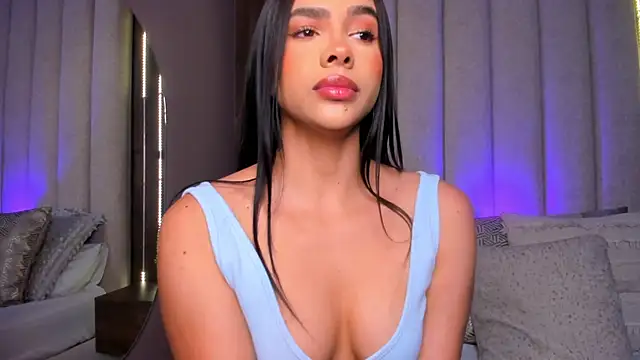 Snapshot of LucySalvatore_ chatting on October 1, 2025, 2:32 pm LucySalvatore online show from October 1, 2025, 2:32 pm