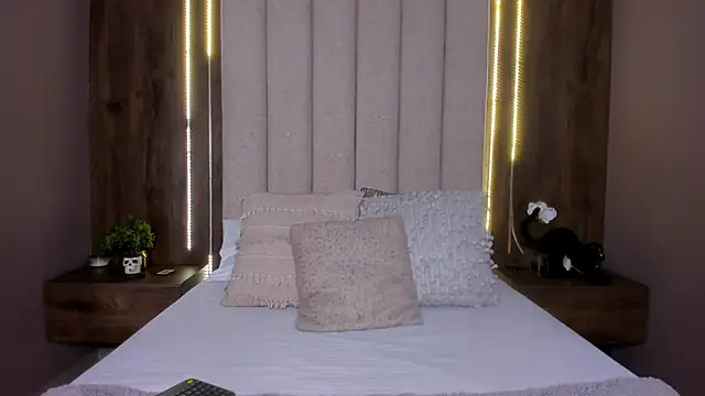 Snapshot of LucySalvatore_ chatting on October 11, 2025, 3:57 pm LucySalvatore online show from October 11, 2025, 3:57 pm