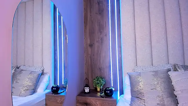 Snapshot of LucySalvatore_ chatting on November 1, 2025, 11:42 pm LucySalvatore online show from November 1, 2025, 11:42 pm