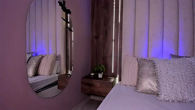 Snapshot of LucySalvatore_ chatting on October 15, 2025, 1:08 pm LucySalvatore online show from October 15, 2025, 1:08 pm