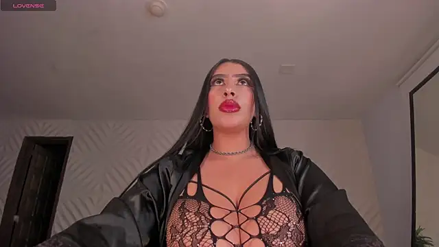 LeahLombardi  online show from April 5, 2026, 11:33 pm