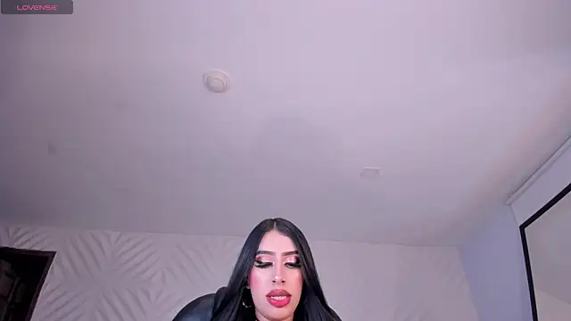 LeahLombardi  online show from December 23, 2025, 3:50 am