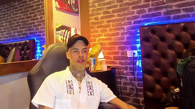 VinzenzRizzo online show from December 23, 2025, 1:16 am