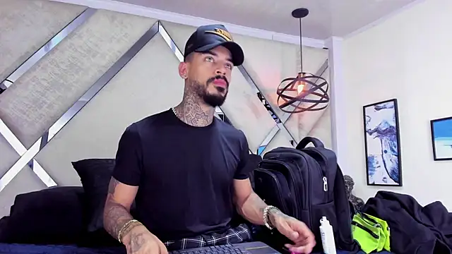 VinzenzRizzo online show from November 10, 2025, 5:34 am