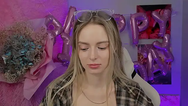 Snapshot of JuliaBrewwer chatting on September 11, 2025, 5:40 am JuliaBrewwer online show from September 11, 2025, 5:40 am