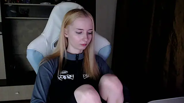 Cutti Crystal online show from March 25, 2026, 11:47 pm