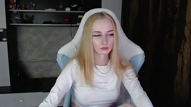 Cutti Crystal online show from March 23, 2026, 8:41 pm