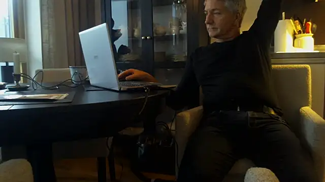 Swegay12-Exhi online show from January 6, 2026, 11:47 am